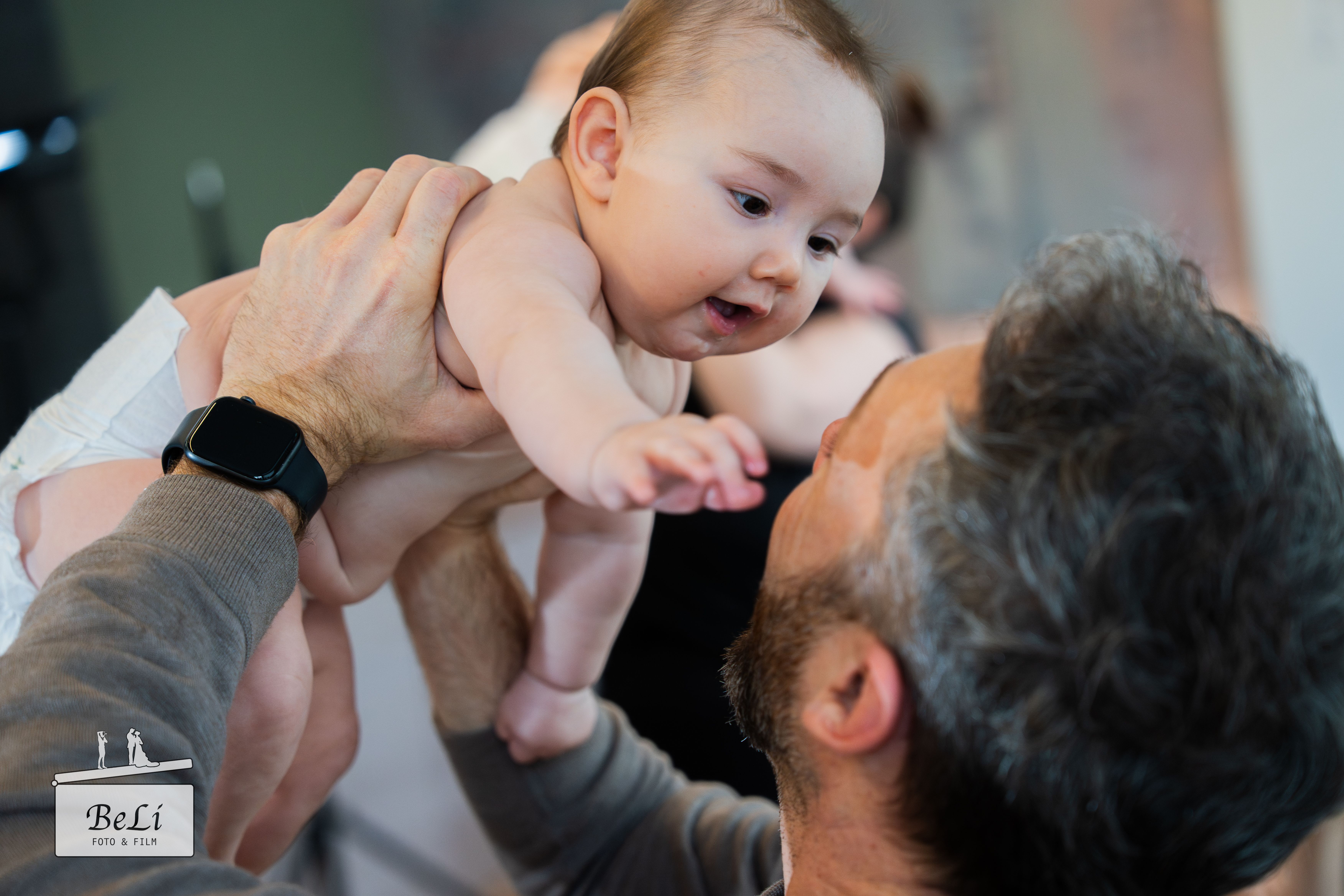 Vater hebt Baby hoch